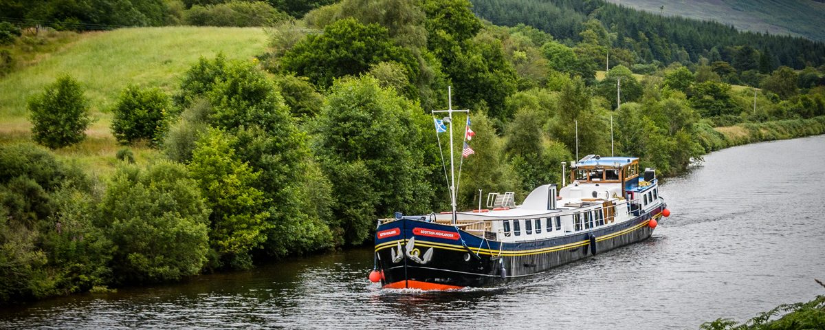 Nuestro barco (allí se llaman "Barge") navegando por el plácido río Shannon (Escocia) CRUCEROS FLUVIALES ESCOCIA CRUCEROS FLUVIALES HIGHLANDS CRUISES SCOTLAND SOTTISH HIGHLANDER CRUISES BARGE CRUISES SCOTLAND UNITED KINGDOM CRUISES FAMILY CRUISES SCOTLAND CHARTER CRUISES